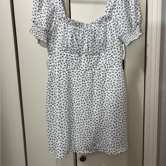 Trixxi Dresses & Skirts - White and navy Floral Dress